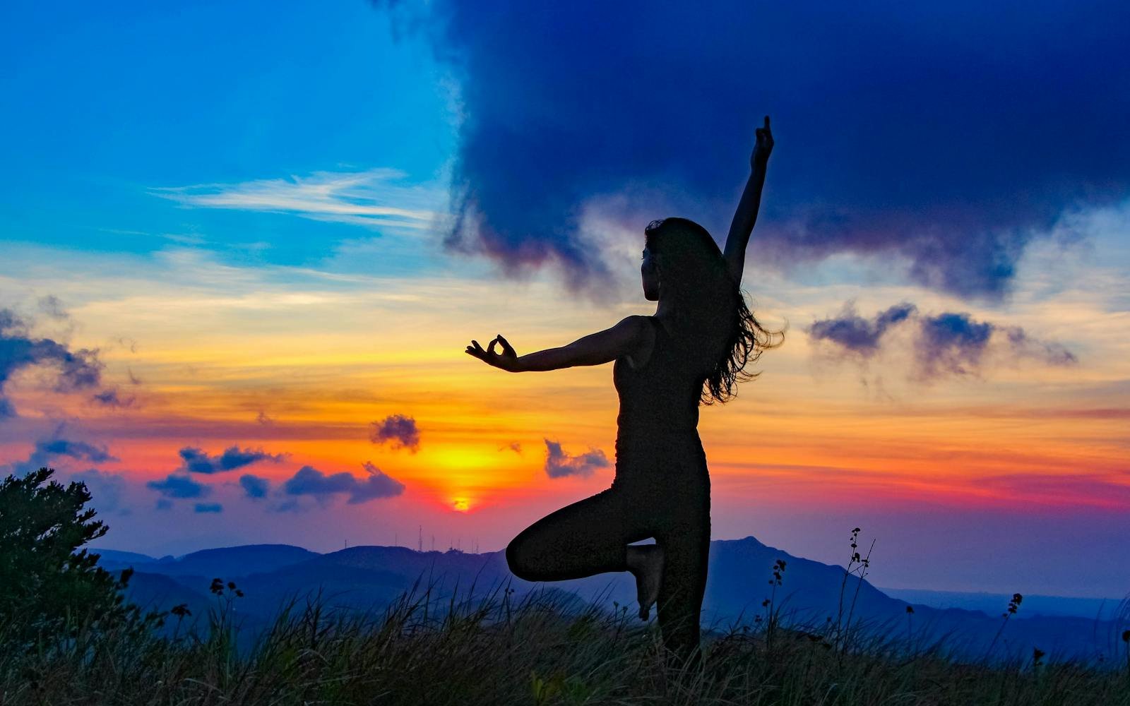 Mulher praticando yoga nas montanhas